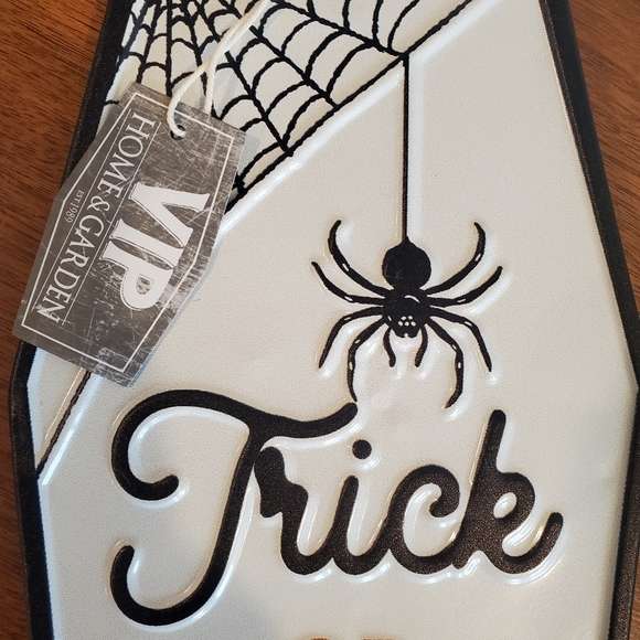 NWT Trick or Treat Metal Coffin Shaped Sign with Stand - Picture 6 of 6